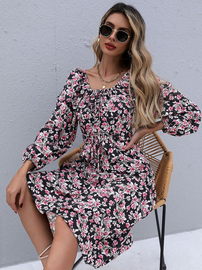 Charmante robe longue florale pour femmes avec encolure carrée et cravate cintrée sur le devant 