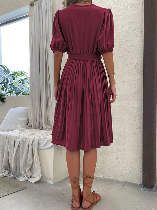 Robe plissée à col en V et cravate de couleur unie pour femmes 