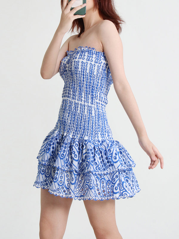 Neu eingetroffenes, trägerloses, schmales, besticktes kurzes Kleid mit Rüschensaum 