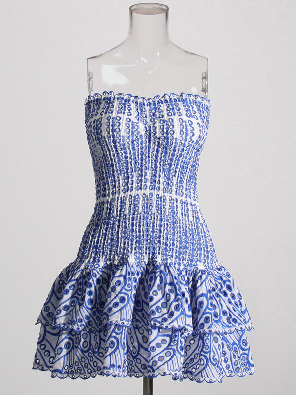 Neu eingetroffenes, trägerloses, schmales, besticktes kurzes Kleid mit Rüschensaum 