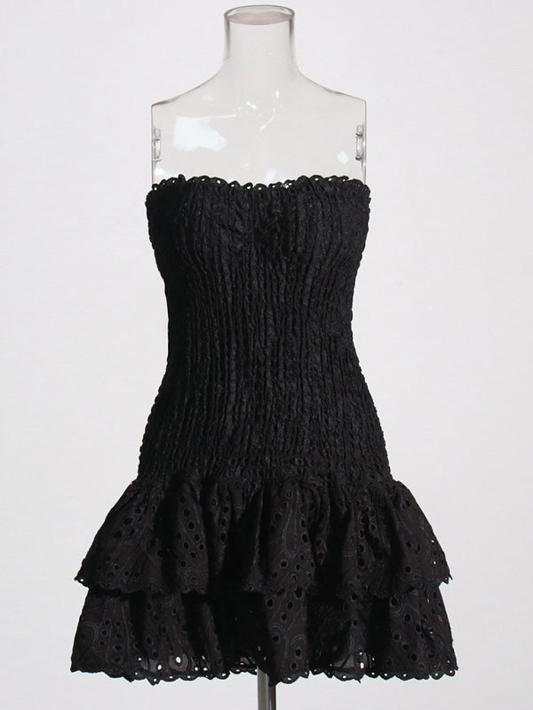 Neu eingetroffenes, trägerloses, schmales, besticktes kurzes Kleid mit Rüschensaum 