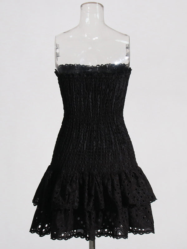 Neu eingetroffenes, trägerloses, schmales, besticktes kurzes Kleid mit Rüschensaum 