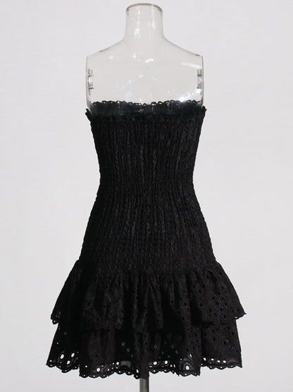 Neu eingetroffenes, trägerloses, schmales, besticktes kurzes Kleid mit Rüschensaum 