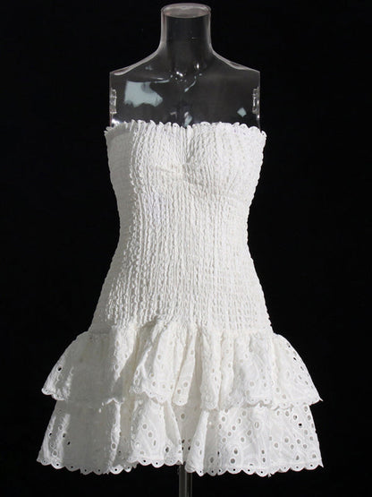 Neu eingetroffenes, trägerloses, schmales, besticktes kurzes Kleid mit Rüschensaum 