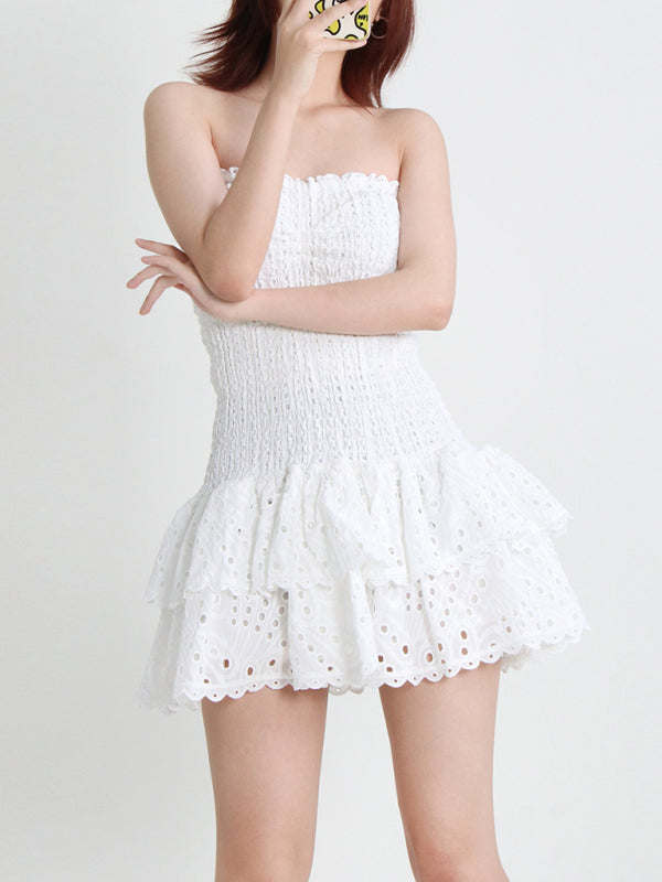 Neu eingetroffenes, trägerloses, schmales, besticktes kurzes Kleid mit Rüschensaum 