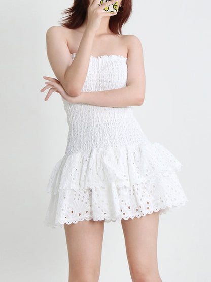 Neu eingetroffenes, trägerloses, schmales, besticktes kurzes Kleid mit Rüschensaum 