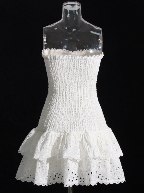 Neu eingetroffenes, trägerloses, schmales, besticktes kurzes Kleid mit Rüschensaum 