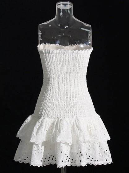 Neu eingetroffenes, trägerloses, schmales, besticktes kurzes Kleid mit Rüschensaum 