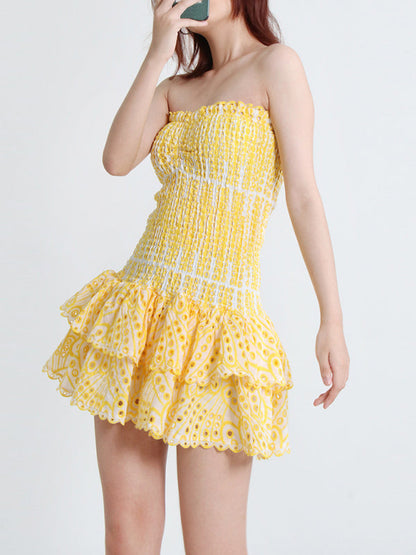 Neu eingetroffenes, trägerloses, schmales, besticktes kurzes Kleid mit Rüschensaum 