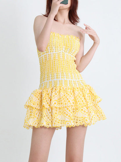 Neu eingetroffenes, trägerloses, schmales, besticktes kurzes Kleid mit Rüschensaum 