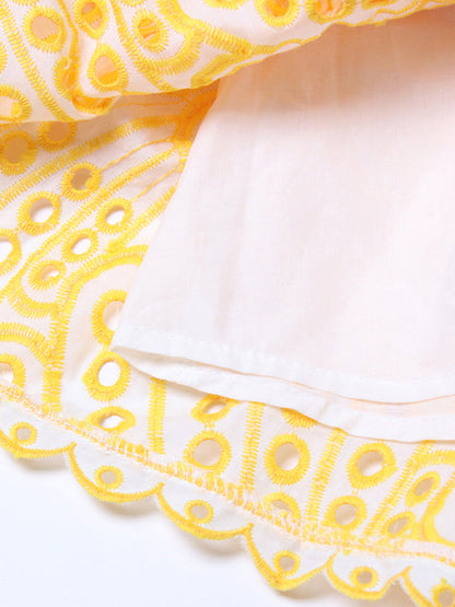 Neu eingetroffenes, trägerloses, schmales, besticktes kurzes Kleid mit Rüschensaum 