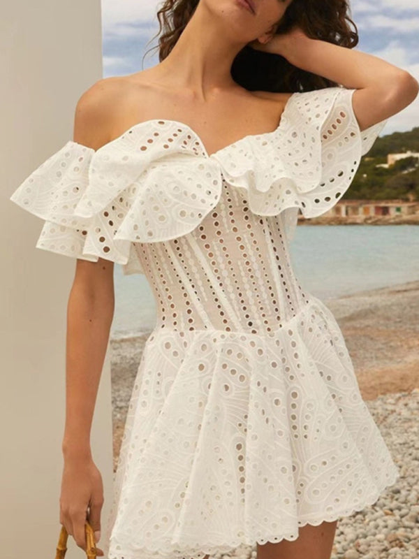 Robe de vacances brodée creuse, douce et sexy, col unique, bord à volants 