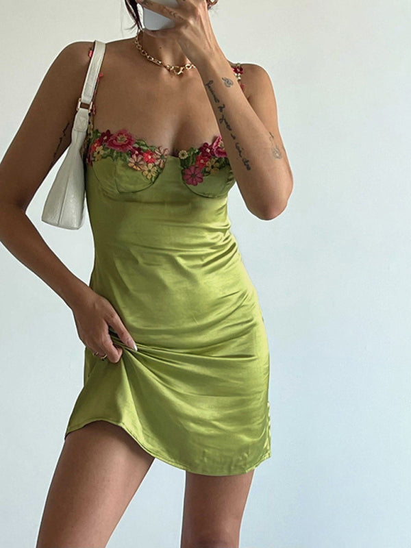 Sexy waist-cinching embroidered hip-hugging dress