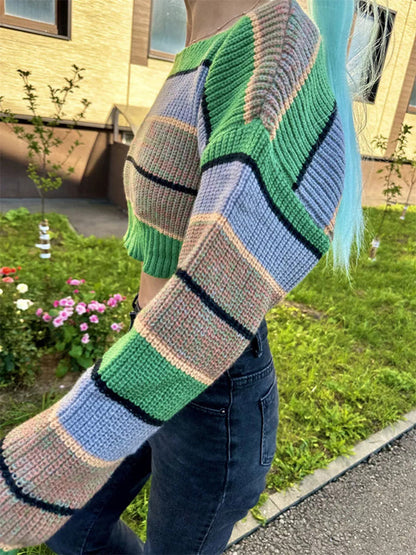 Neuer, sexy, bunt gestreifter, kurzer, nabelfreier Strickpullover für die Straße 