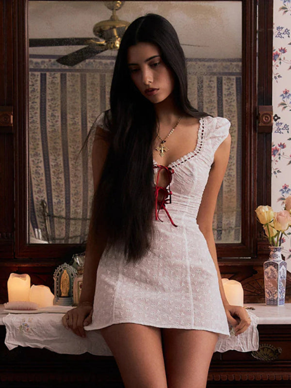 Damenkleid mit Fliege und Spitze und eckigem Ausschnitt