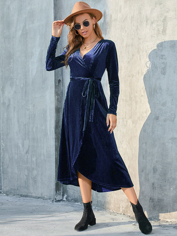 Mittellanges Trägerkleid aus goldenem Samt mit Schlitz 