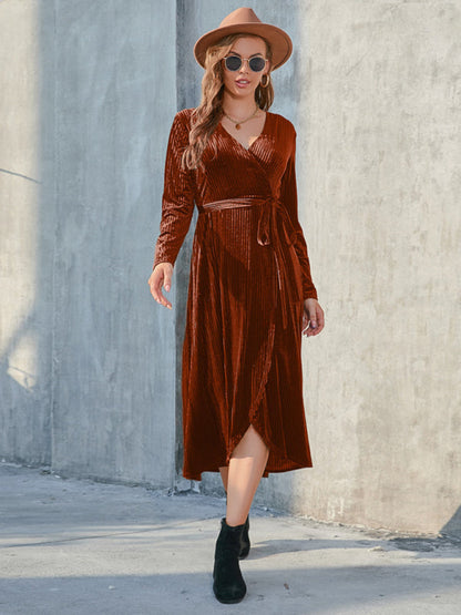 Mittellanges Trägerkleid aus goldenem Samt mit Schlitz 