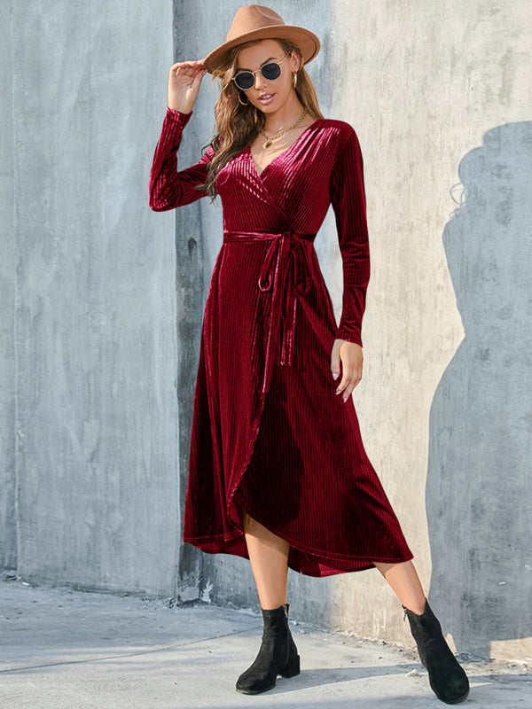 Mittellanges Trägerkleid aus goldenem Samt mit Schlitz 