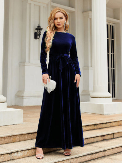 Damenkleid aus goldenem Samt mit Rundhalsausschnitt und Gürtel 