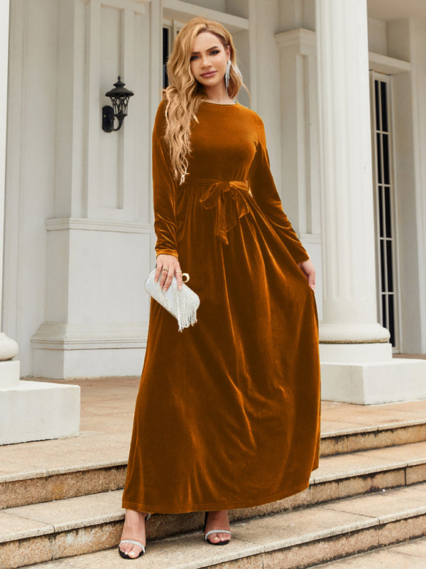 Damenkleid aus goldenem Samt mit Rundhalsausschnitt und Gürtel 