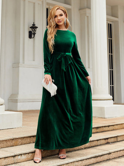 Damenkleid aus goldenem Samt mit Rundhalsausschnitt und Gürtel 