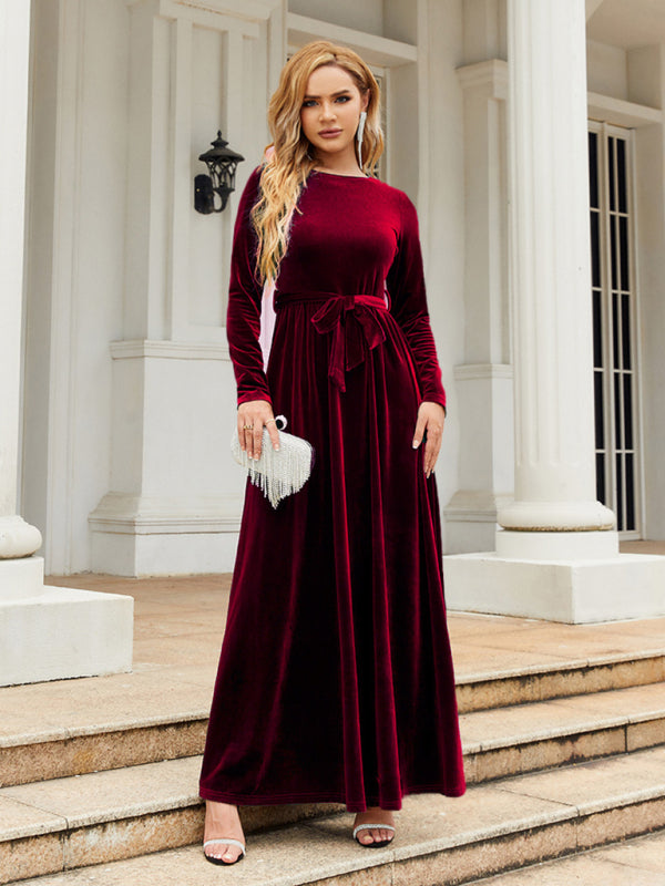 Damenkleid aus goldenem Samt mit Rundhalsausschnitt und Gürtel 