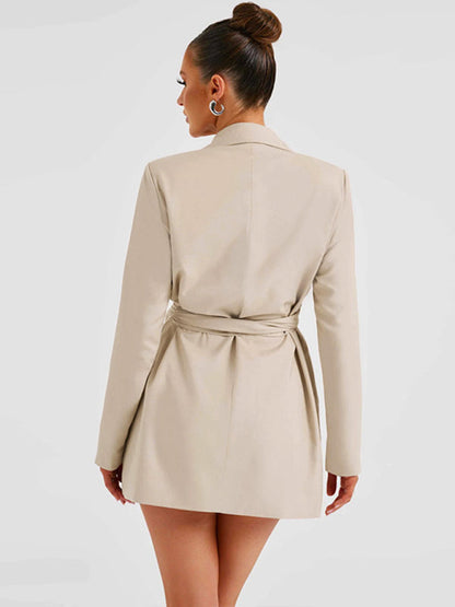 Elegantes, mittellanges Anzugkleid mit Taillenschnürung und Revers 