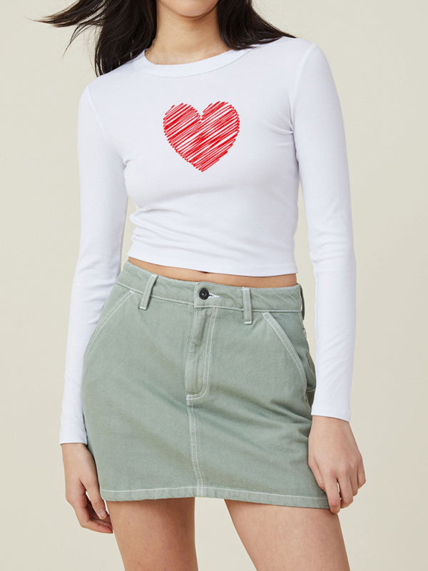 T-shirt basique à manches longues pour femme, coupe ajustée, ballon en forme de cœur rouge, petite étiquette imprimée 