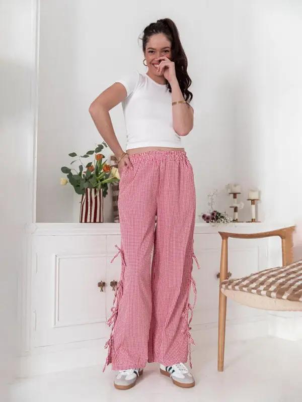 Fashionable red plaid strappy trousers