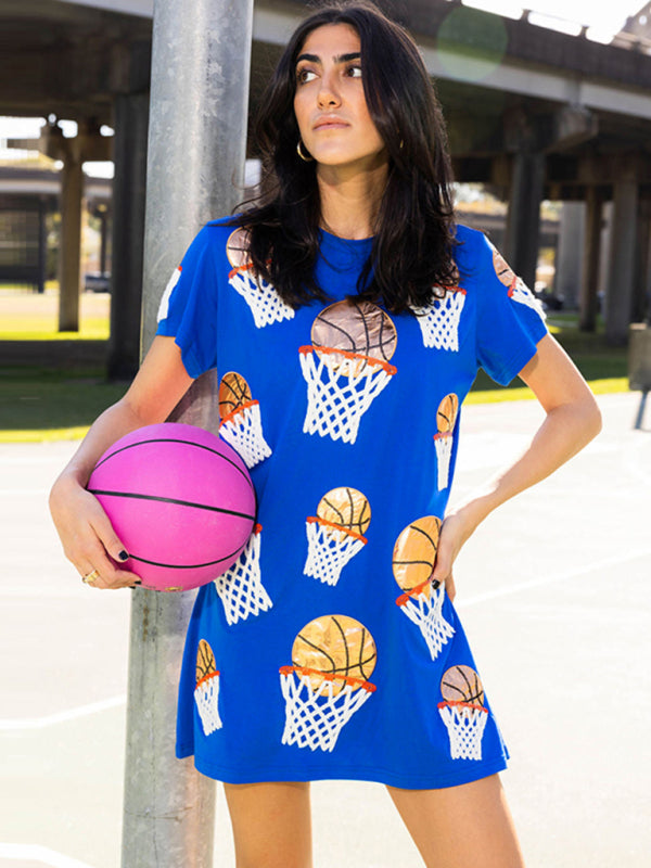 Neues kurzärmliges, mehrfarbiges T-Shirt-Kleid mit Basketball-Paillettenpullover 