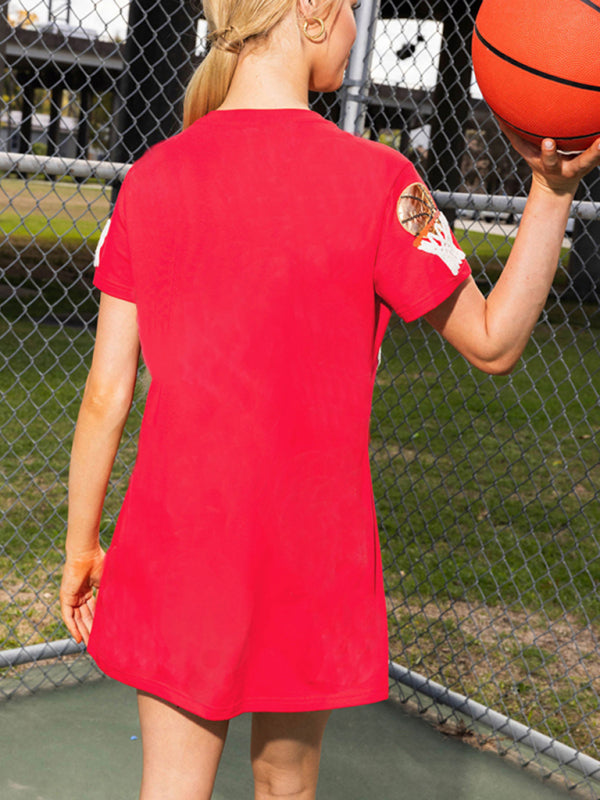 Neues kurzärmliges, mehrfarbiges T-Shirt-Kleid mit Basketball-Paillettenpullover 