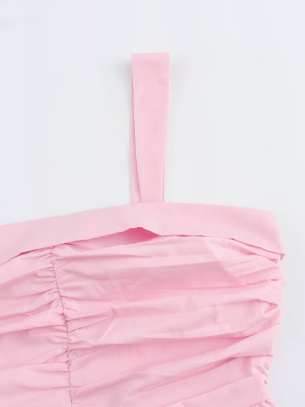 Modisches Design, kurzes Kleid mit Rüschen und Hosenträgern