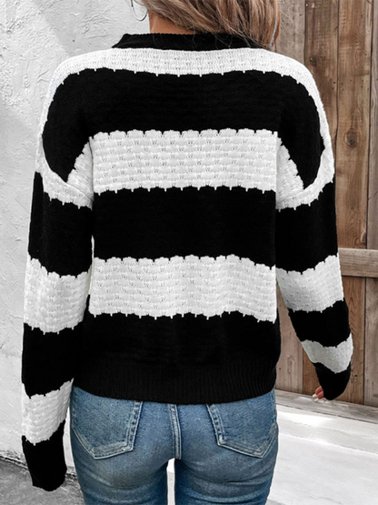 Schwarz-weiß gestreifter Strickpullover mit Kontrast 