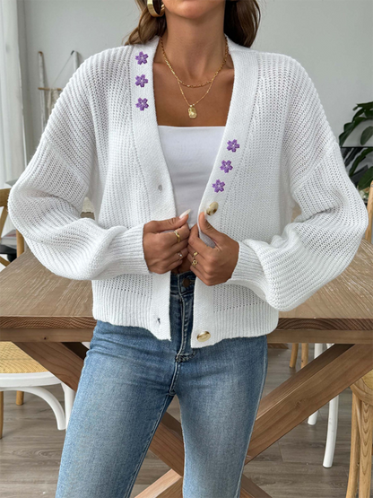 Kurzer Cardigan-Pullover mit Blumenstickerei-Applikation und Knopfleiste 