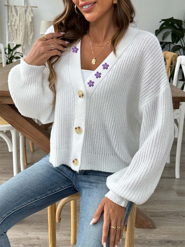 Kurzer Cardigan-Pullover mit Blumenstickerei-Applikation und Knopfleiste 