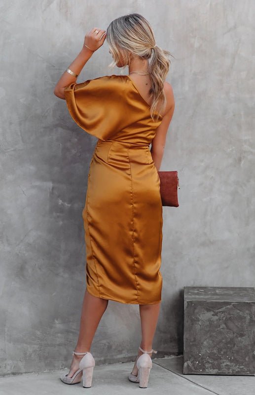 Sexy Kleid mit einem Ärmel und unregelmäßiger, plissierter Taille 