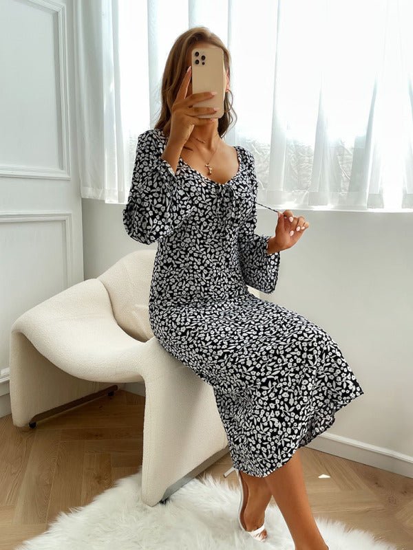 Damenkleid mit rückenfreiem Print und langen Ärmeln