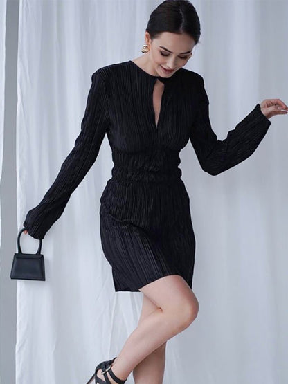 Mini robe plissée à la mode pour femmes, avec découpe en trou de serrure, ourlet cintré à la taille et manches longues 