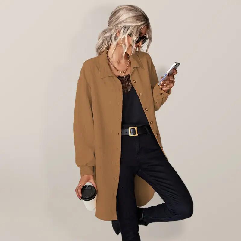 Einfarbiges Damen-Cordhemd mit Knopfverschluss vorne und breitem Kragen