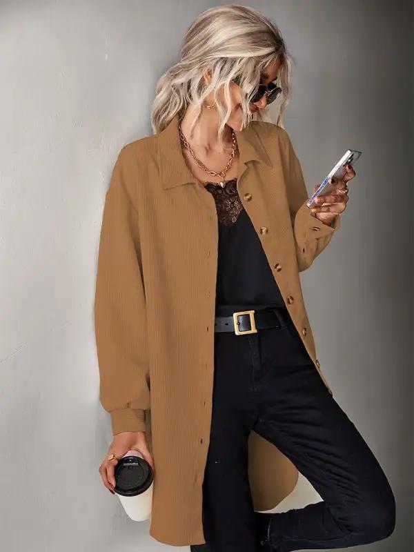 Einfarbiges Damen-Cordhemd mit Knopfverschluss vorne und breitem Kragen